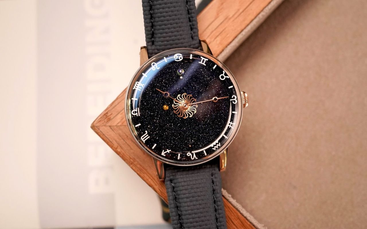 À Watches & Wonders 2026, cette montre attire tous les regards : elle affiche les mouvements de Vénus et de la Lune sur un cadran céleste