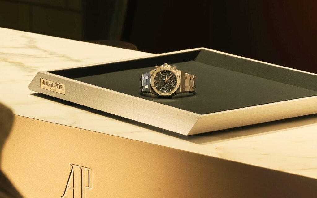 Audemars Piguet abandonne sa stratégie suisse traditionnelle pour conquérir la Sardaigne haut de gamme avec sa boutique Porto Cervo 2026