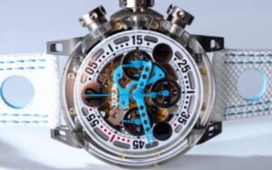 B.R.M. surprend avec sa MK-44 Makrolon cadran blanc et aiguilles bleu clair, un chronographe 44 mm qui marie matériau aéronautique et titane pour 7 100 euros