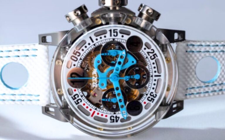 B.R.M. surprend avec sa MK-44 Makrolon cadran blanc et aiguilles bleu clair, un chronographe 44 mm qui marie matériau aéronautique et titane pour 7 100 euros