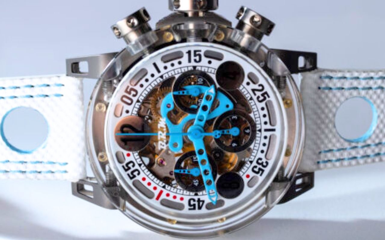 B.R.M. surprend avec sa MK-44 Makrolon cadran blanc et aiguilles bleu clair, un chronographe 44 mm qui marie matériau aéronautique et titane pour 7 100 euros