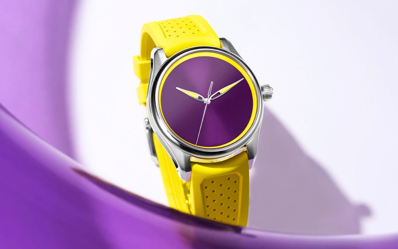 H. Moser & Cie parie 16 900 € sur un cadran violet fumé et jaune avec la Pioneer Centre Seconds Sun Berry 40 mm étanche à 12 ATM