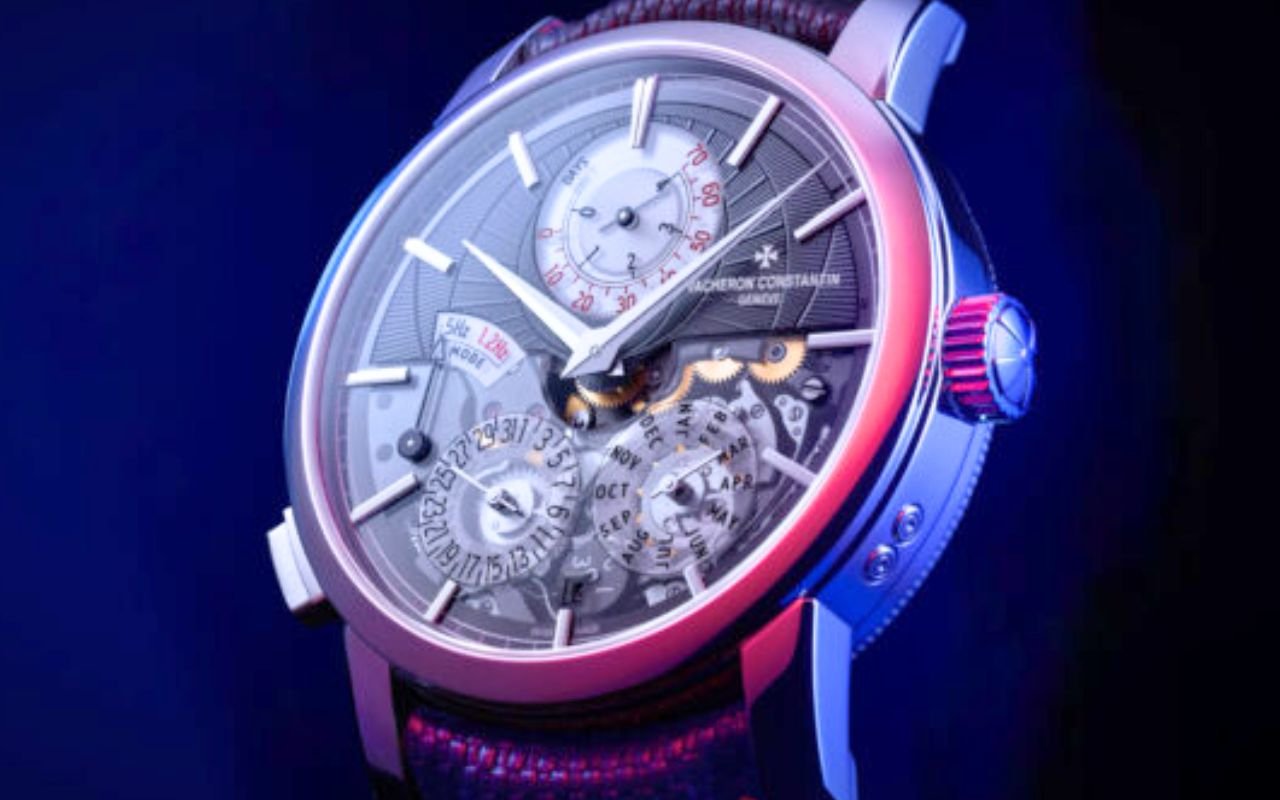La Traditionnelle Twin Beat de Vacheron Constantin tient 65 jours en veille, affiche un calendrier perpétuel et passe enfin en 42 mm