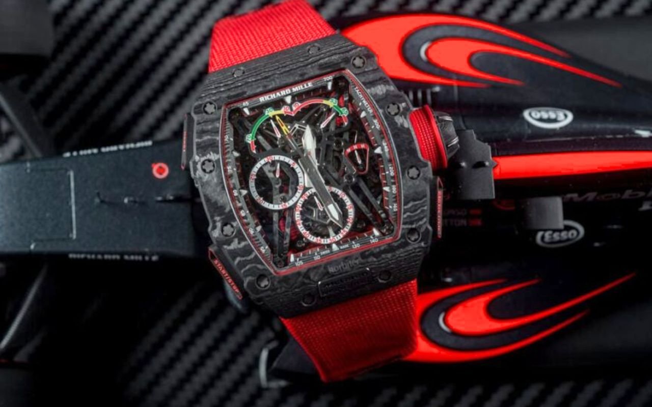 Montre Richard Mille à boîtier tonneau en carbone squeletté et bracelet rouge