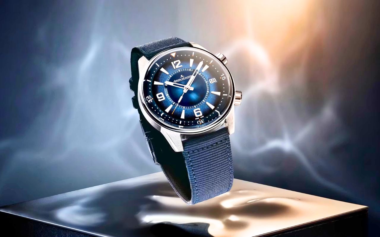 On attendait une montre sport classique, la Jaeger-LeCoultre Polaris Date livre 70 heures de réserve, 12,9 mm et un cadran fumé bleu à 10 900 €