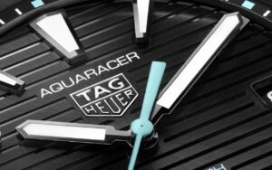 TAG Heuer abandonne définitivement les piles avec l’Aquaracer Solargraph TH50-00, une montre qui se recharge uniquement au soleil