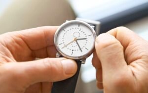Un calendrier annuel minimaliste en titane grade 5, 39 ou 42 mm, 5 200 € : Ochs und Junior prouve que l’essentiel suffit