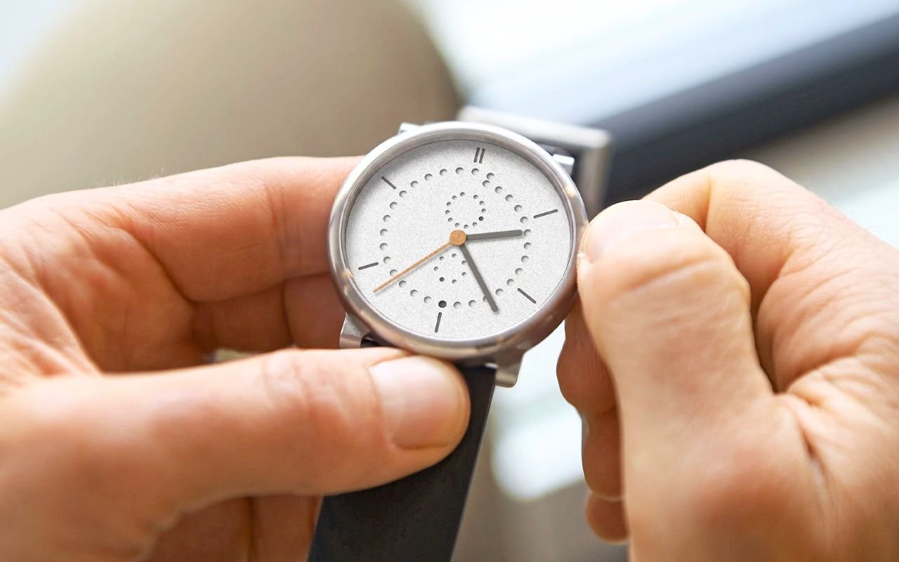 Un calendrier annuel minimaliste en titane grade 5, 39 ou 42 mm, 5 200 € : Ochs und Junior prouve que l'essentiel suffit