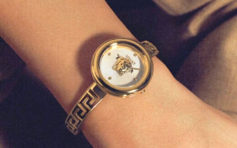 Versace Timepieces bouleverse l’horlogerie avec sa Medusa Eclipse printemps-été 2026, une montre-bijou de 28 mm à Medusa flottante pour 1 650 €
