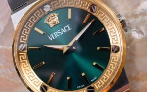 Versace mise tout sur un boîtier fin pour sa Greca Logo Aero, mais cette stratégie horlogère masculine divise complètement les puristes
