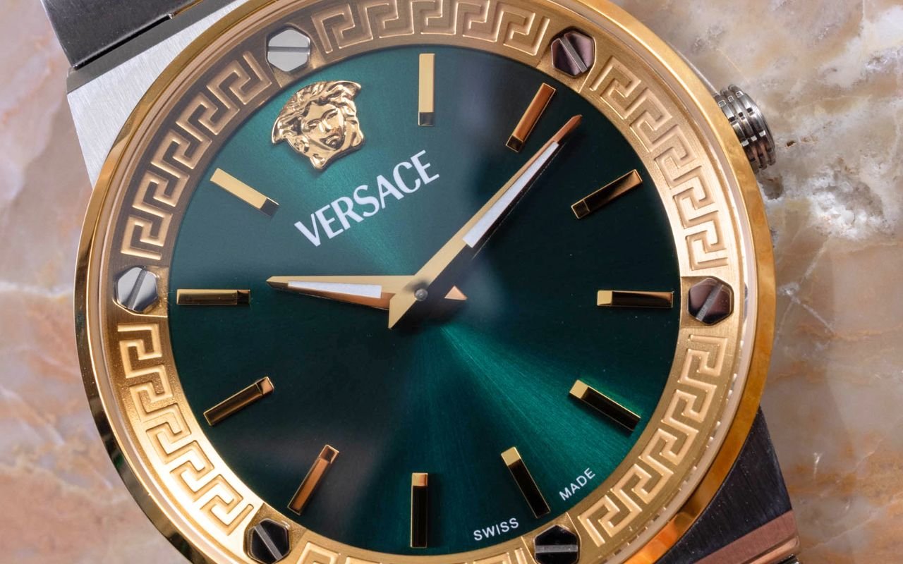 Versace mise tout sur un boîtier fin pour sa Greca Logo Aero, mais cette stratégie horlogère masculine divise complètement les puristes