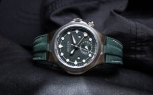 L’Arken Alterum Sage Grey avait disparu plus d’un an mais son titane 38 mm, son dual-time et ses 200 m d’étanchéité sont de retour intacts
