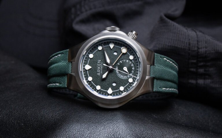 L’Arken Alterum Sage Grey avait disparu plus d’un an mais son titane 38 mm, son dual-time et ses 200 m d’étanchéité sont de retour intacts