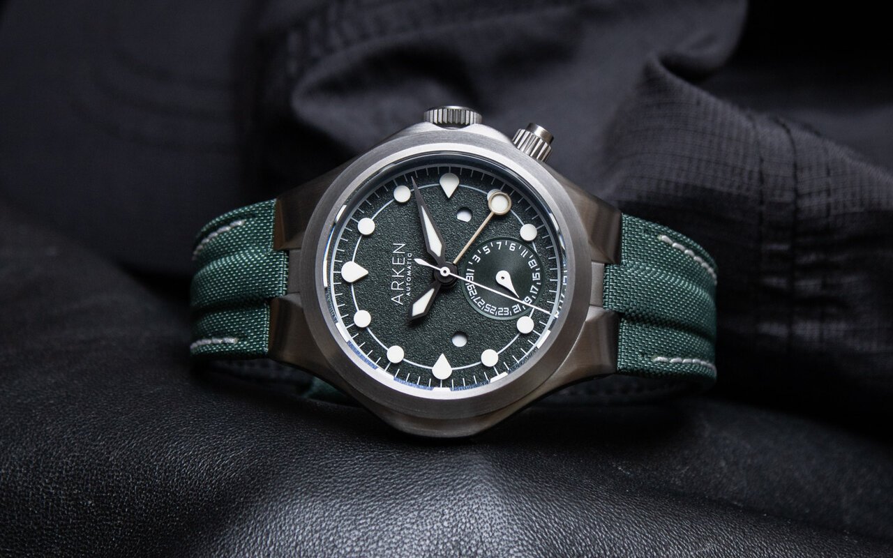 L'Arken Alterum Sage Grey avait disparu plus d'un an mais son titane 38 mm, son dual-time et ses 200 m d'étanchéité sont de retour intacts