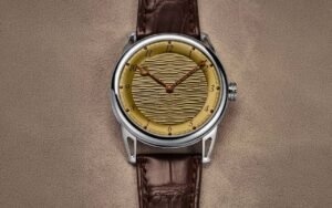 De Bethune pousse le calibre DB2005 à 6 jours de réserve dans la DB25xs Sand Winds, une montre titane au cadran guilloché jaune comme les dunes