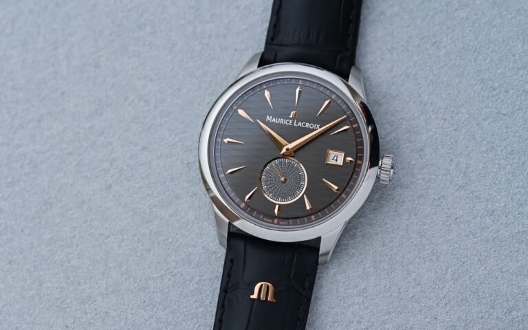 Deux variantes anniversaire pour la 1975 Legacy de Maurice Lacroix, avec cadran guilloché texturé et petite seconde : l’élégance sobre érigée en signature de collection