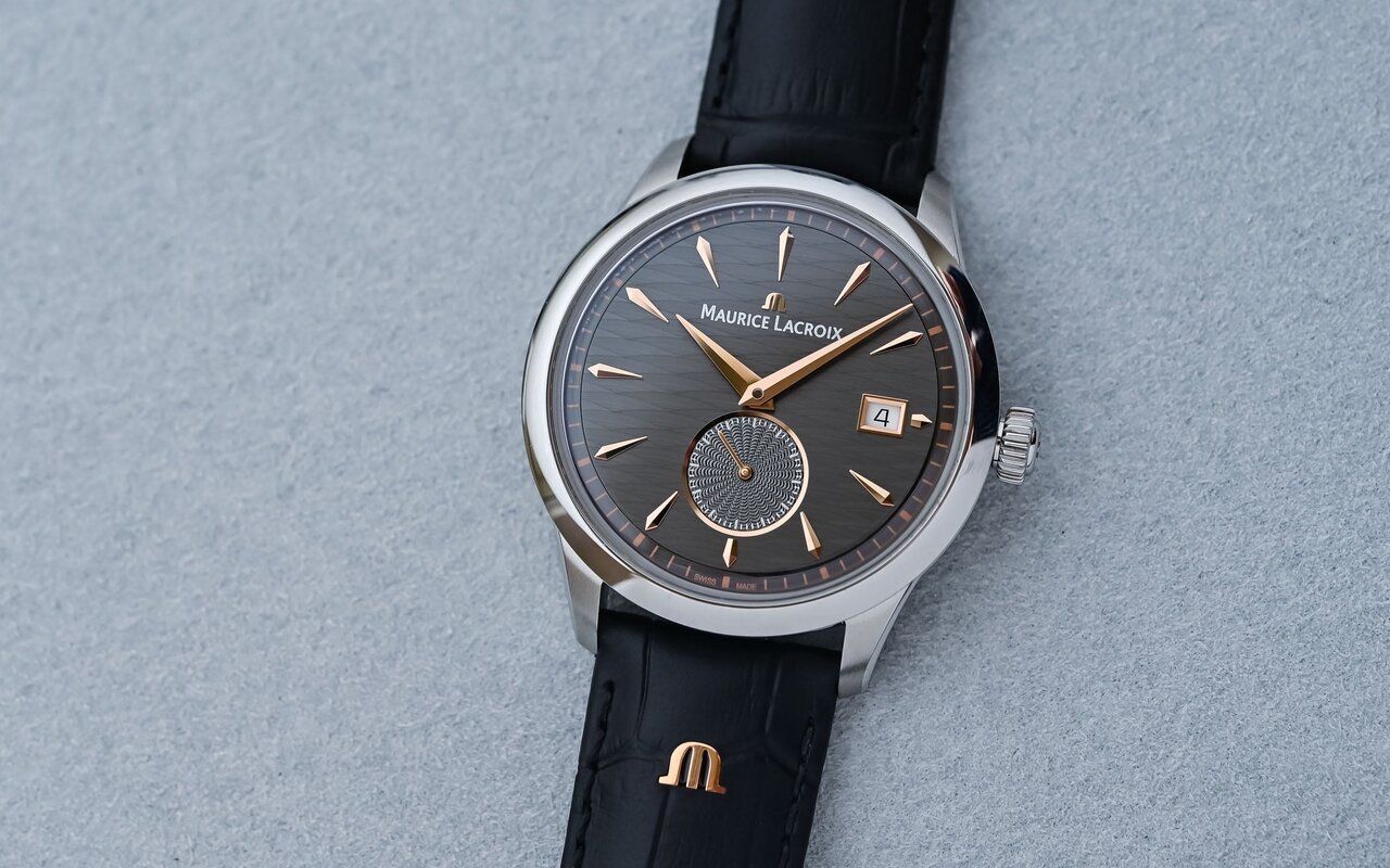 Deux variantes anniversaire pour la 1975 Legacy de Maurice Lacroix, avec cadran guilloché texturé et petite seconde : l’élégance sobre érigée en signature de collection