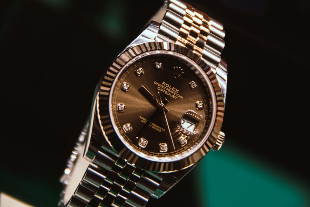 Montre de luxe au cadran argenté, symbole de l'investissement horloger