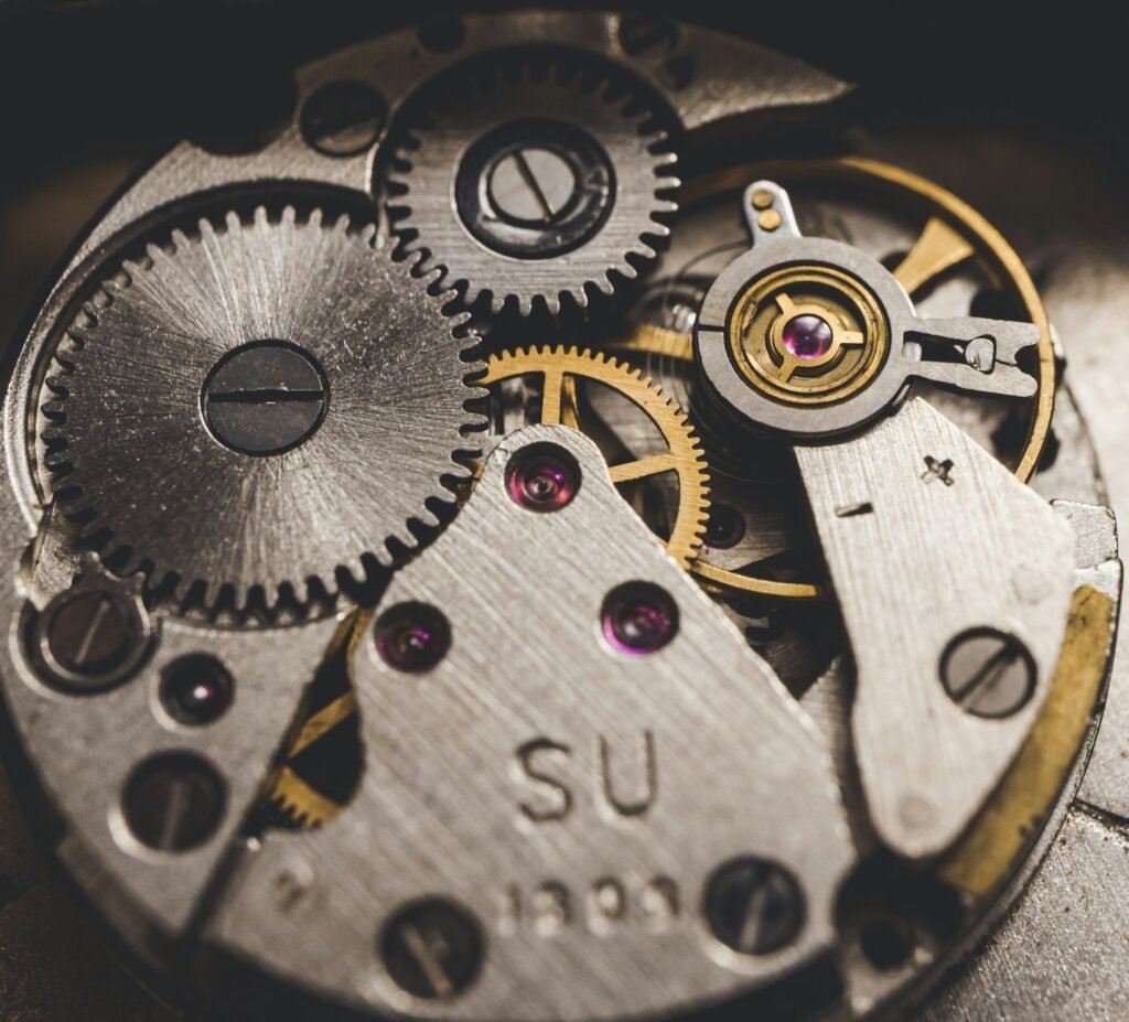 Gros plan sur le mouvement et les engrenages d'une montre mécanique