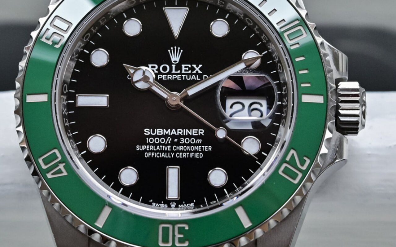 Acier contre or dans l’horlogerie de luxe : pourquoi votre montre en acier vaut probablement plus cher et ce que ça dit du marché