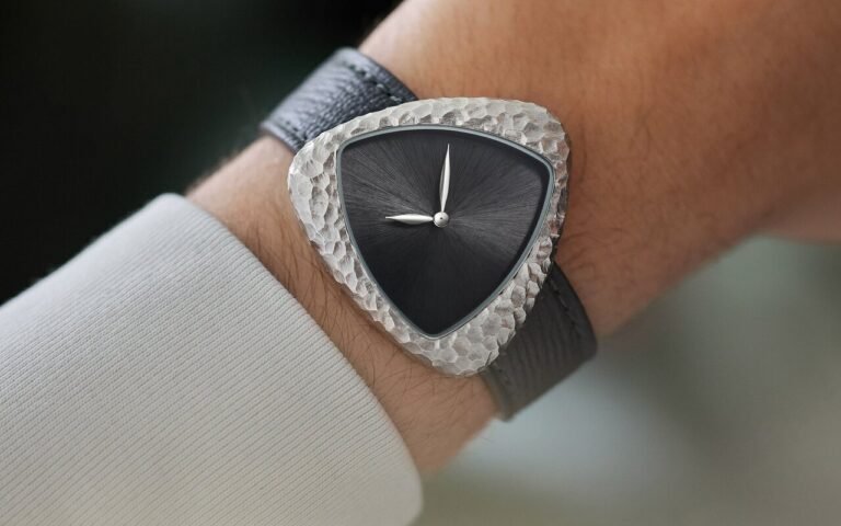 Anoma A1 Prehistoric : de l’acier 316L ciselé à la main pour une montre sculpturale de 39 mm ouverte aux commandes dès le 8 juillet 2026