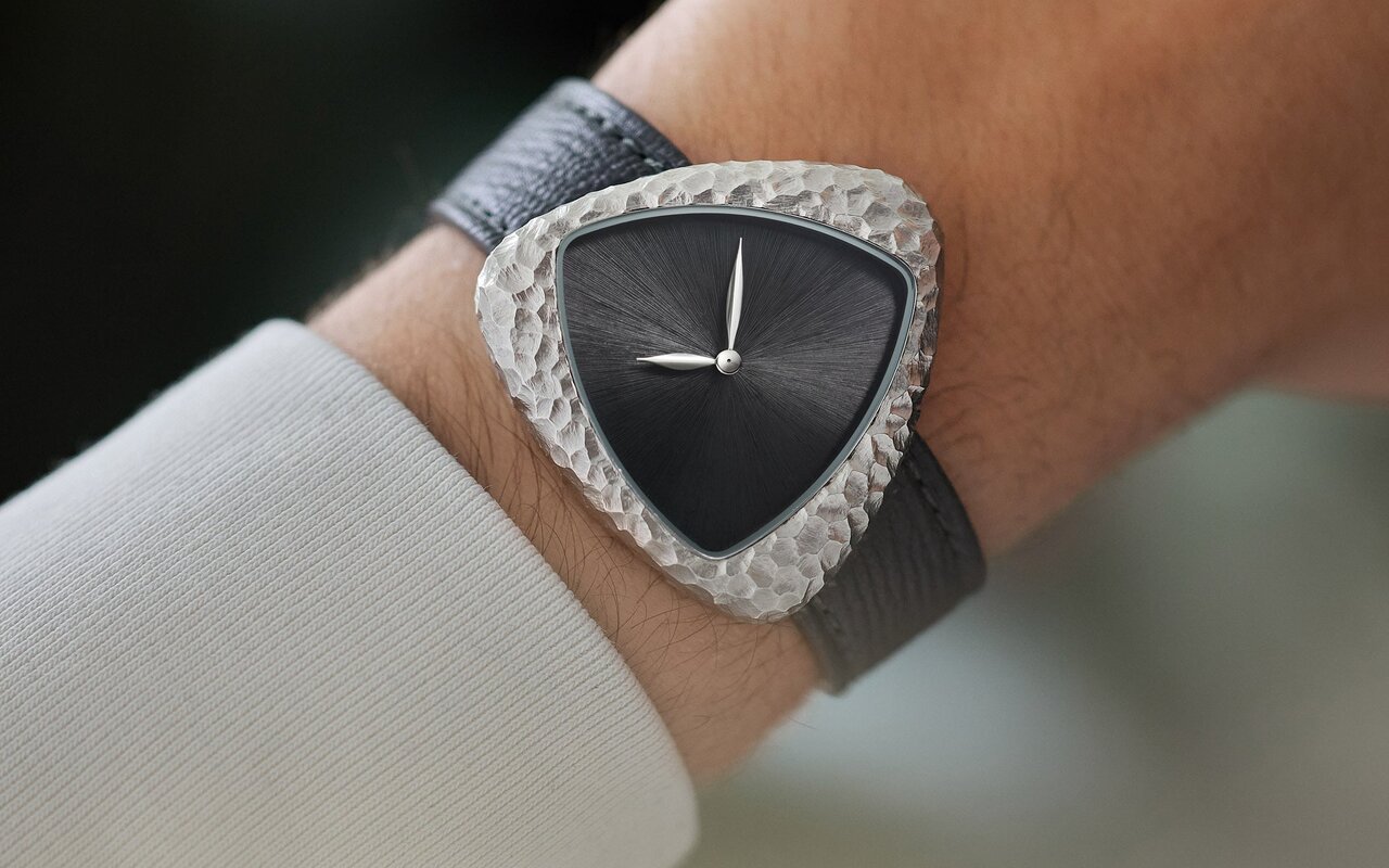 Anoma A1 Prehistoric : de l’acier 316L ciselé à la main pour une montre sculpturale de 39 mm ouverte aux commandes dès le 8 juillet 2026