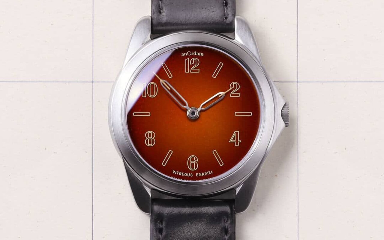 Anordain prouve depuis l’Écosse que l’émail vitrifié fait main n’est pas une technique oubliée mais le secret irremplaçable qui fascine encore les amateurs de montres de luxe