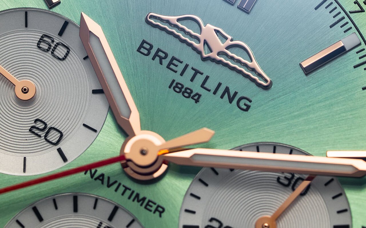 Ce geste que les pilotes font encore avec la Navitimer en 2025 prouve que Breitling n’a rien sacrifié au luxe en 72 ans
