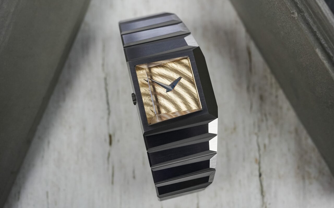 Ce que Toledano and Chan vient de faire avec un bracelet intégré et une esthétique brutaliste redéfinit ce qu’un duo indie peut produire en horlogerie
