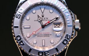 Conçue pour séduire les marins, portée par les collectionneurs : la Rolex Yacht-Master a changé de poignet et redéfini ce que le luxe nautique signifie vraiment