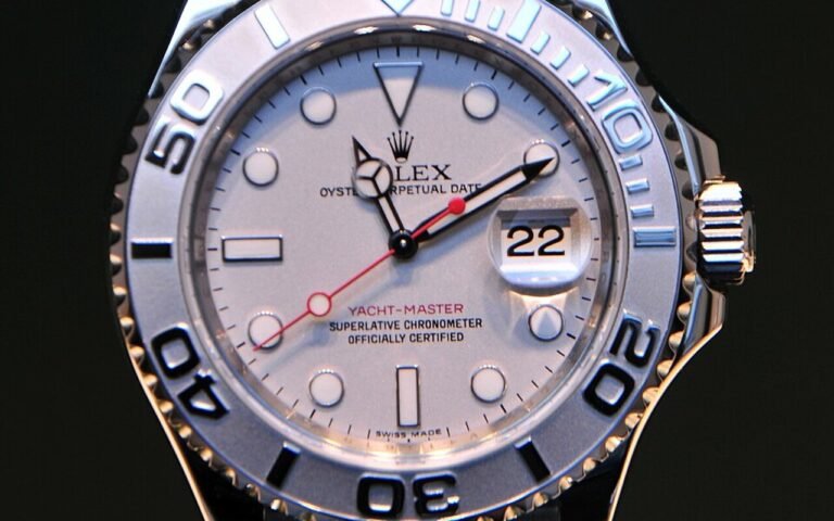 Conçue pour séduire les marins, portée par les collectionneurs : la Rolex Yacht-Master a changé de poignet et redéfini ce que le luxe nautique signifie vraiment