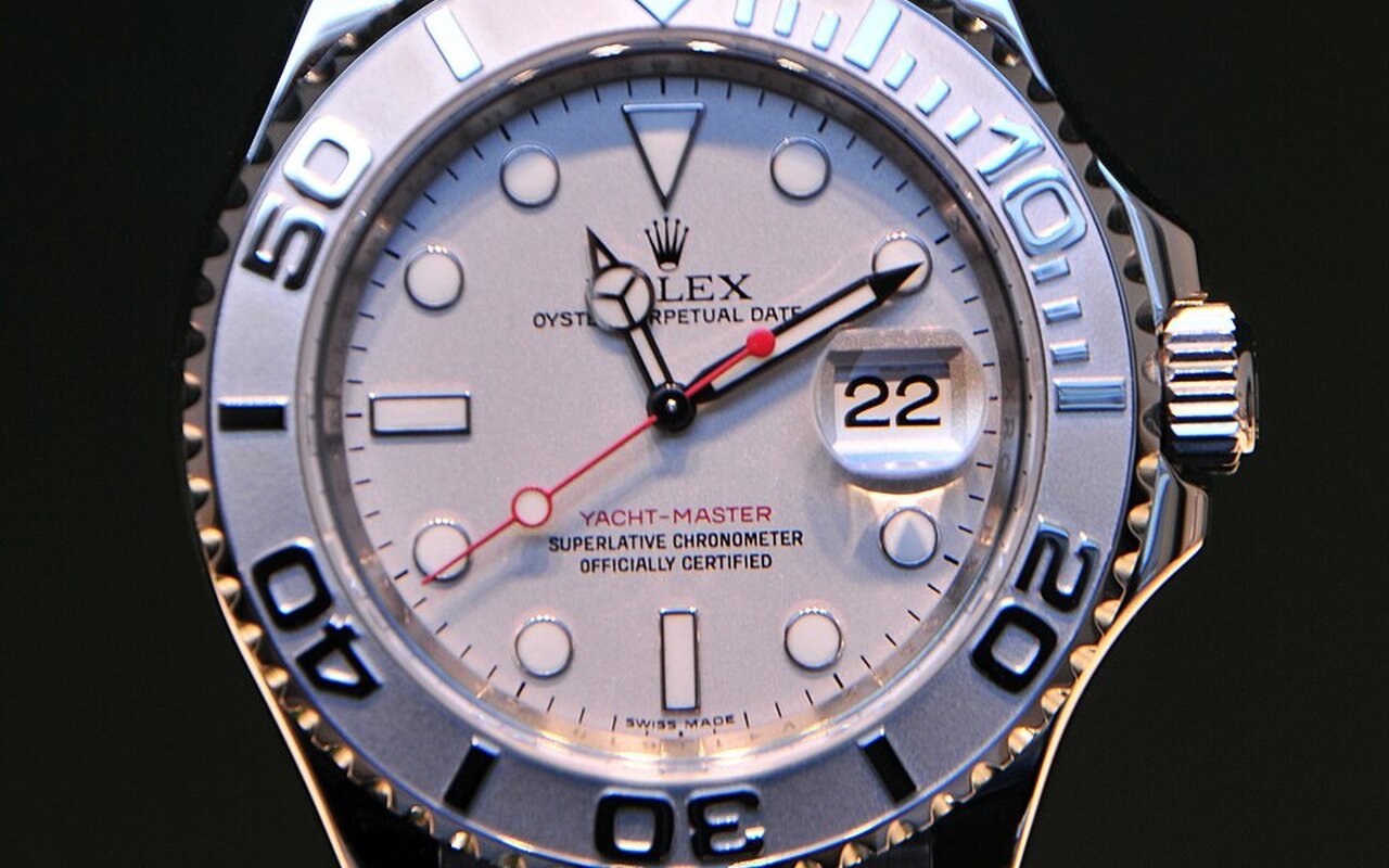 Conçue pour séduire les marins, portée par les collectionneurs : la Rolex Yacht-Master a changé de poignet et redéfini ce que le luxe nautique signifie vraiment