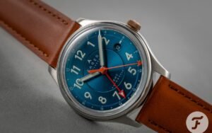 Farer ose des couleurs que l’horlogerie britannique avait abandonnées depuis des décennies et réveille enfin la montre de voyage