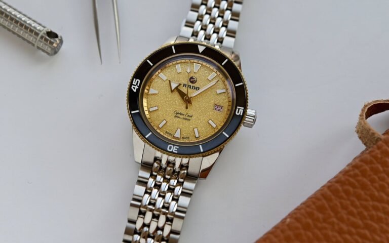 Ce cadran doré scintillant que Rado a mis plusieurs étapes à fabriquer sur sa Captain Cook rétro à 2 000 € mérite qu’on s’y attarde vraiment