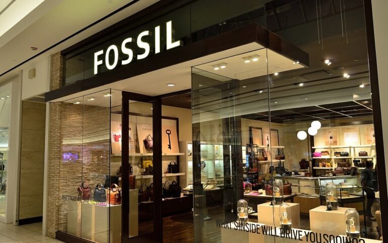 Fossil règne sur les montres de mode mais peu savent que ce groupe américain détient aussi Zodiac et d’autres marques insoupçonnées