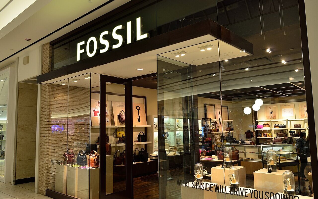 Fossil règne sur les montres de mode mais peu savent que ce groupe américain détient aussi Zodiac et d’autres marques insoupçonnées