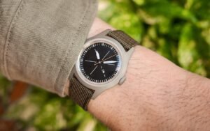 La Series A Rambler de Temporal Works mise tout sur l’acier microbillé 37 mm, deux cadrans Black Sesame et Red Bean, et un Sellita SW210-1 à 2 300 €