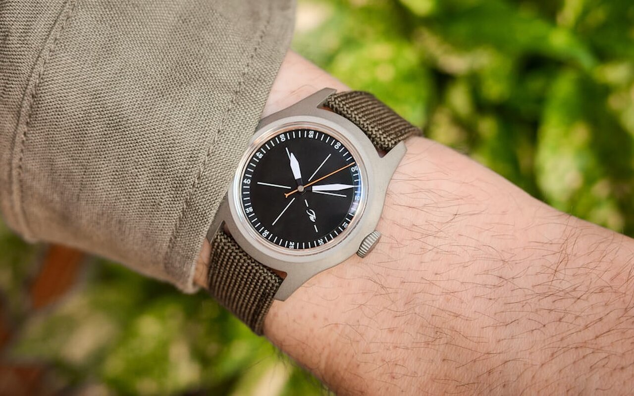 La Series A Rambler de Temporal Works mise tout sur l’acier microbillé 37 mm, deux cadrans Black Sesame et Red Bean, et un Sellita SW210-1 à 2 300 €