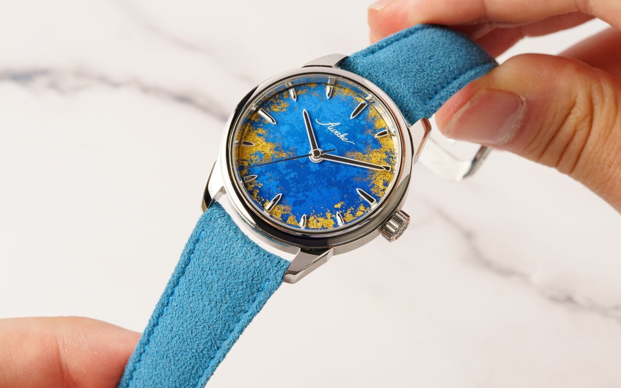 Awake ne produit que 200 exemplaires de la Son Mài Frosted Leaf Royal Blue, son cadran bleu royal rehaussé de feuille d’or 24 carats affiché à 3 000 €