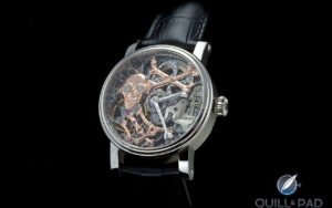 Kudoke, le maître allemand qui grave encore ses montres squelette à la main alors que l’horlogerie de luxe a tout mécanisé