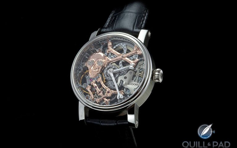 Kudoke, le maître allemand qui grave encore ses montres squelette à la main alors que l’horlogerie de luxe a tout mécanisé
