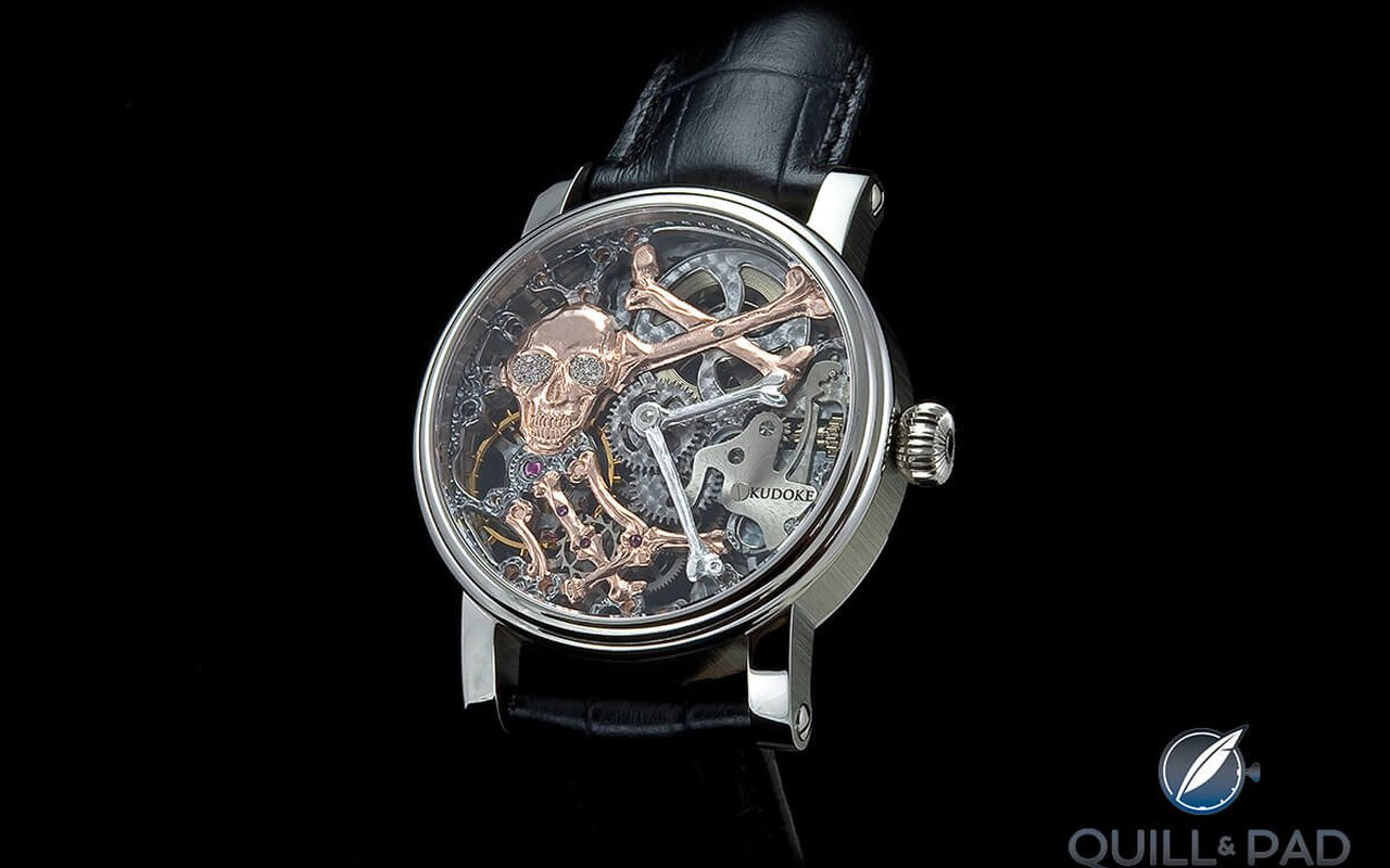 Kudoke, le maître allemand qui grave encore ses montres squelette à la main alors que l’horlogerie de luxe a tout mécanisé