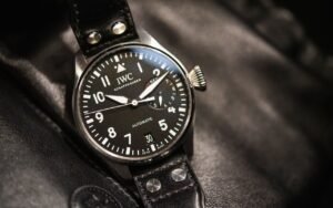 La Big Pilot d’IWC pensée comme la montre d’aviateur parfaite a traversé une histoire bien plus complexe qu’on ne le croit pour s’imposer comme référence