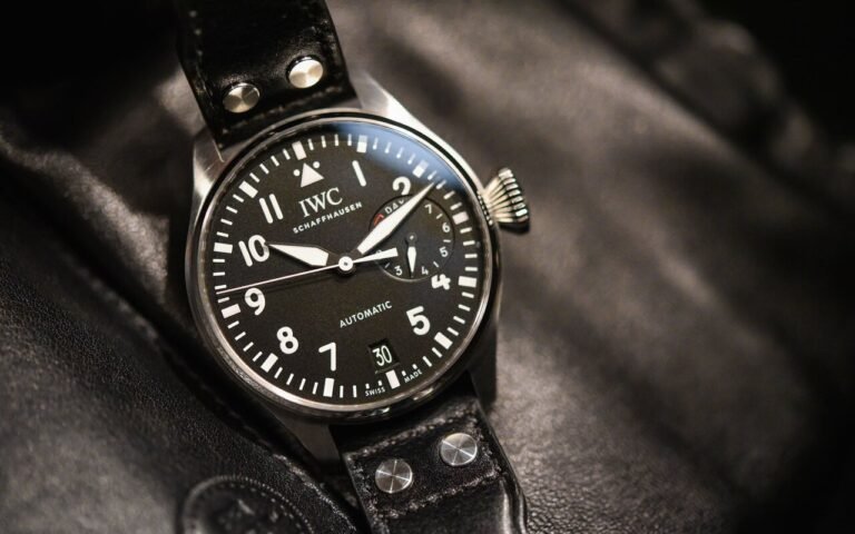 La Big Pilot d’IWC pensée comme la montre d’aviateur parfaite a traversé une histoire bien plus complexe qu’on ne le croit pour s’imposer comme référence