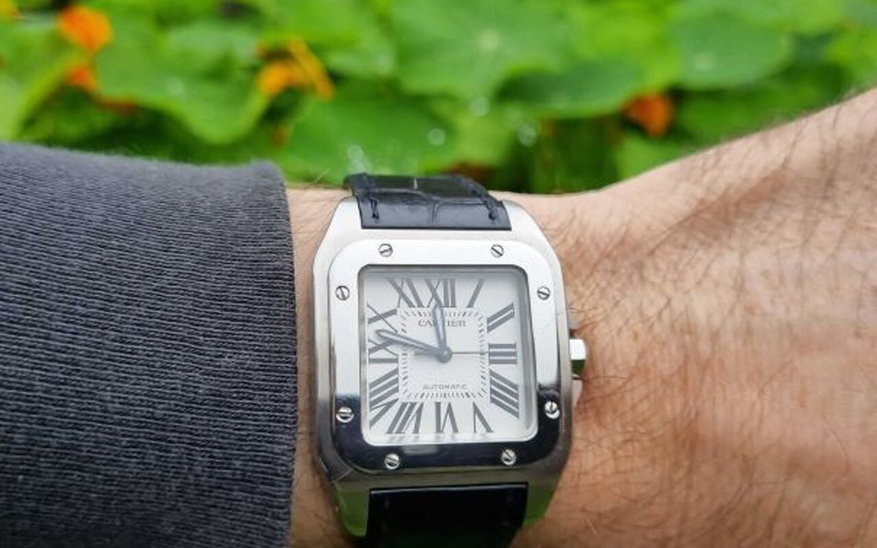 La Santos de Cartier a résolu un problème que personne n’avait encore osé poser : pourquoi les hommes ne portaient pas de montre au poignet