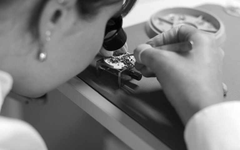 Leica signe ses premières montres à couronne poussoir et bouscule un secteur horloger de luxe qui ne l’attendait vraiment pas sur ce terrain