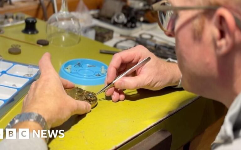 Roger W. Smith fabrique encore chaque montre à la main sur l’île de Man, perpétuant seul l’héritage que George Daniels lui a transmis