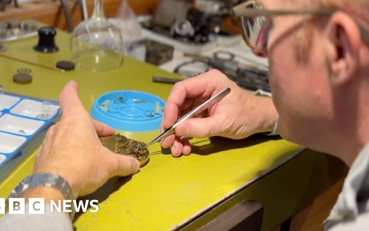 Roger W. Smith fabrique encore chaque montre à la main sur l’île de Man, perpétuant seul l’héritage que George Daniels lui a transmis
