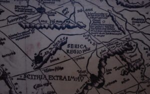 Serica, le microbrand français qui vient de s’imposer comme la référence inattendue de la montre de terrain vintage là où les grandes maisons ont renoncé