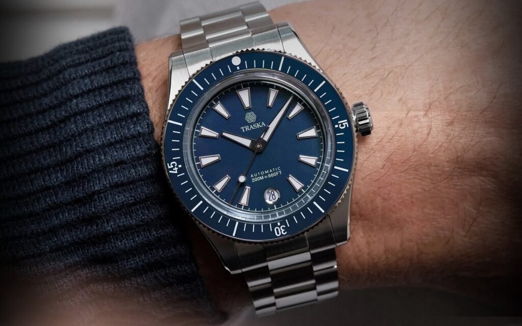 Traska durcit son acier au-delà des standards américains et livre aujourd’hui une montre qui tient le quotidien sans rien céder à l’élégance